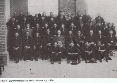 Eerste foto van het mannenkoor, gemaakt bij de achteringang van de Bethelkerk op Pinkstermaandag 1930.